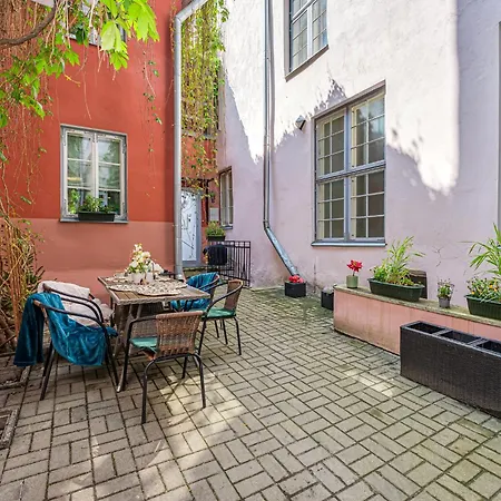 Old Town Silent Garden House *