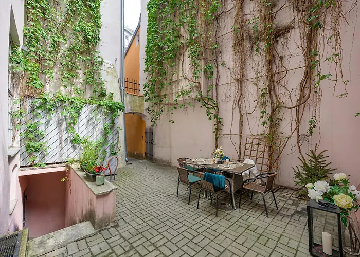 Old Town Silent Garden House *