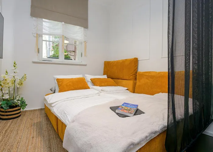 Old Town Silent Garden House *